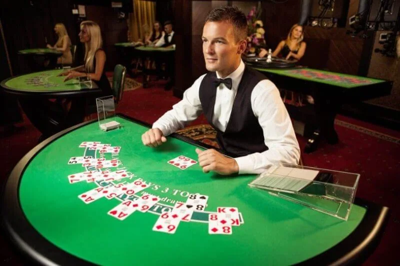 Dealer memandu permainan kartu pada meja kasino live